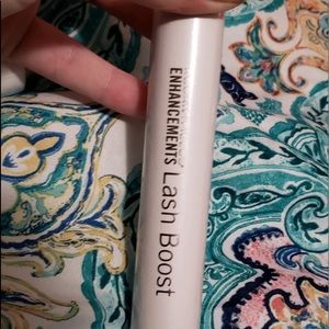 very expensive lash serum to make lashes longer.